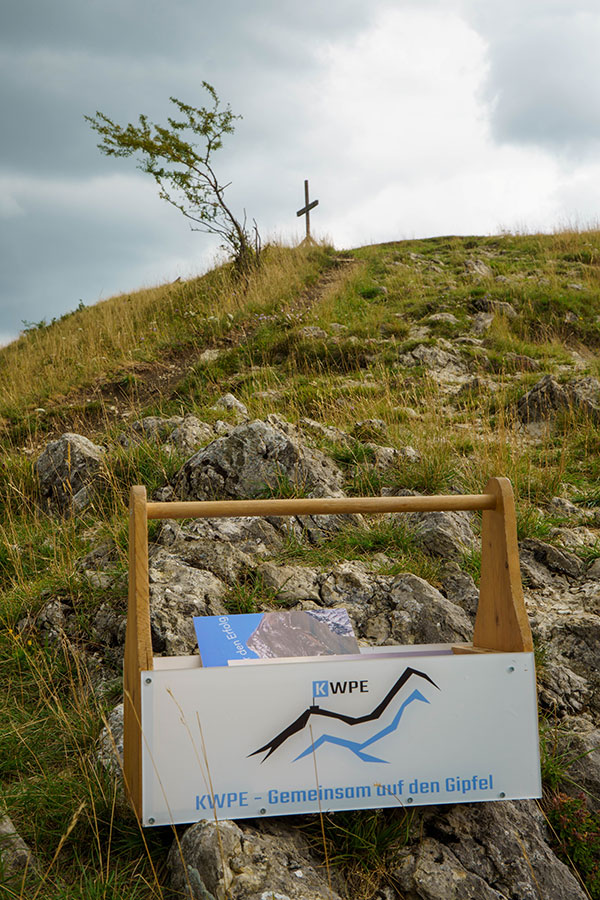 Werkzeugkiste mit Berggippfel